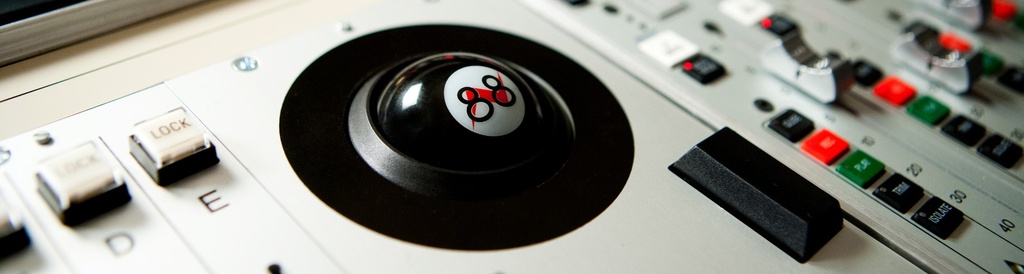 AMS Neve official - 201208-88RS-Trackball-CloseUp.jpg